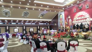 HUT Bhayangkara ke-78,  Sejumlah Personel Berprestasi dan Tokoh Masyarakat Terima Penghargaan dari Kapolda Kalteng