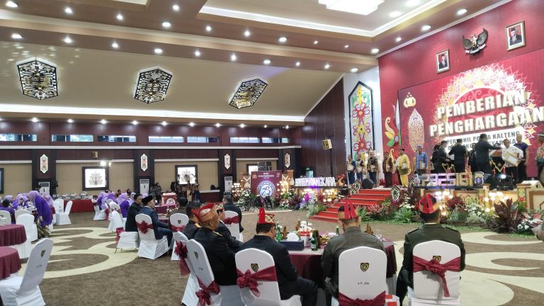 HUT Bhayangkara ke-78,  Sejumlah Personel Berprestasi dan Tokoh Masyarakat Terima Penghargaan dari Kapolda Kalteng