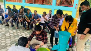 Kolaborasi Tim Dosen FMIPA dan FEB UPR Berikan Edukasi Pembuatan Pakan Ikan Ekonomis di Desa Tuwung