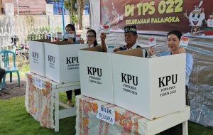 Willy M Yosep Salurkan Hak Pilih di TPS 22 Kelurahan Palangka