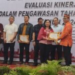 Badan Kesbangpol Kalteng Terima Penghargaan Dari Bawaslu