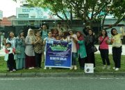 Diskominfo dan KIM Kota Palangka Raya Bagikan Takjil untuk Pengendara Jalan