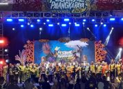 Pesona Benang Bintik Warnai Fashion Show Penutupan Festival Palangka Raya 2025