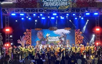 Pesona Benang Bintik Warnai Fashion Show Penutupan Festival Palangka Raya 2025