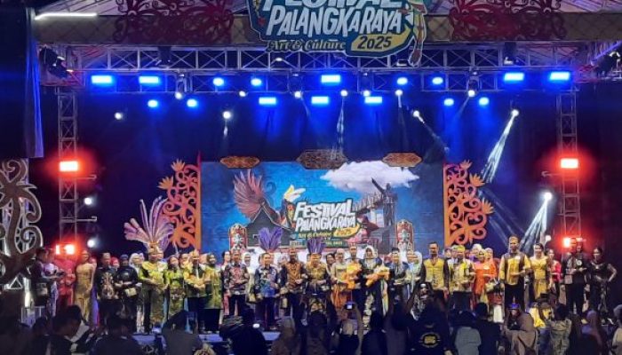 Pesona Benang Bintik Warnai Fashion Show Penutupan Festival Palangka Raya 2025