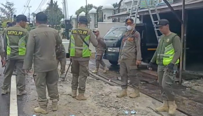 Saluran Drainase Tersumbat, Bangunan Liar Dibongkar Satpol PP