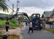 Tim 112 Tanggap Keluhan, Drainase di Yos Sudarso IX Dibersihkan