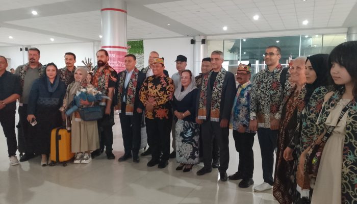 Senator Turki Disambut Adat Dayak di Palangkaraya