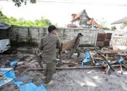 Jalan RTA Milono Dibersihkan dari Lapak Liar