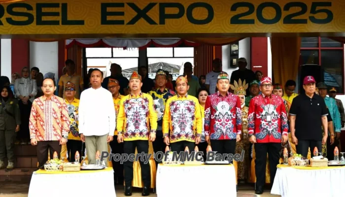 Ribuan Warga Saksikan Meriahnya Pawai Budaya Barsel