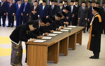 Mahkamah Agung Lantik Tujuh Komisioner OJK Periode Baru