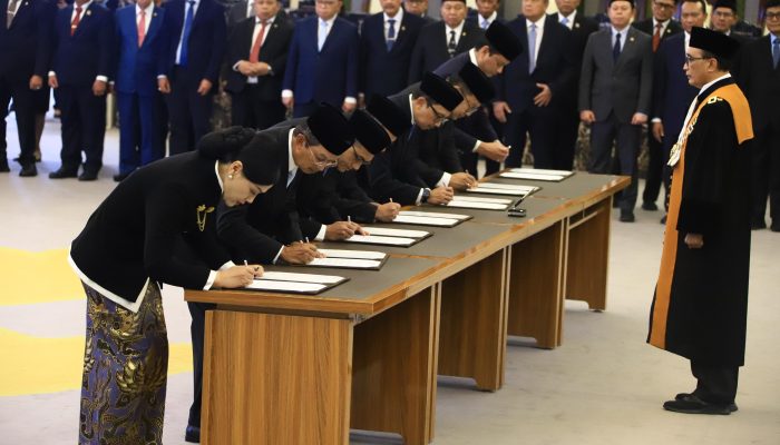 Mahkamah Agung Lantik Tujuh Komisioner OJK Periode Baru