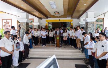 UPR Laksanakan Pelepasan Jenazah Mantan Rektor Napa Awat Khidmat