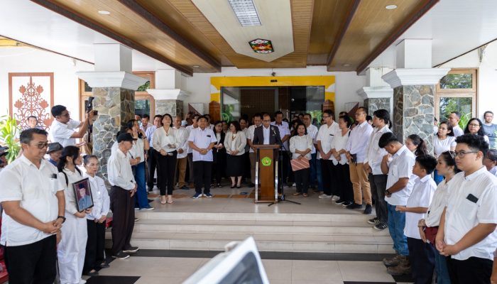 UPR Laksanakan Pelepasan Jenazah Mantan Rektor Napa Awat Khidmat