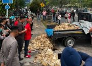 Aksi Lempar Ayam Busuk Warnai Demo Peternak di PLN, Pinsar Kalteng Tuntut Solusi Pemadaman Listrik