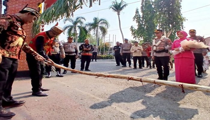 Pemkab Barito Utara Sambut Kapolres Baru dengan Adat