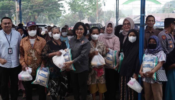 Gubernur Salurkan Bantuan Pangan untuk Warga Pulang Pisau
