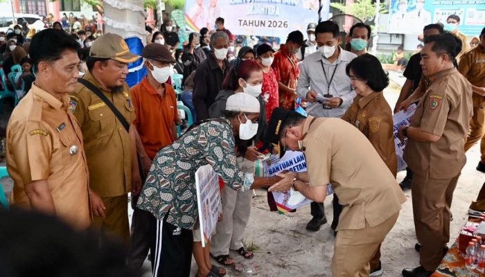 Agustiar Turun Langsung Salurkan Bantuan untuk Warga Terdampak Karhutla dan Kekeringan
