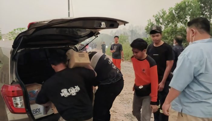 PWI Kalteng Bagikan Suplemen untuk Relawan Pemadam Karhutla