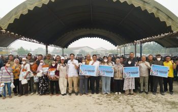 Wagub Salurkan 1.550 Paket Pangan untuk Warga Kujan
