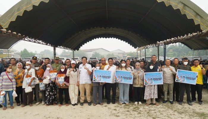 Wagub Salurkan 1.550 Paket Pangan untuk Warga Kujan